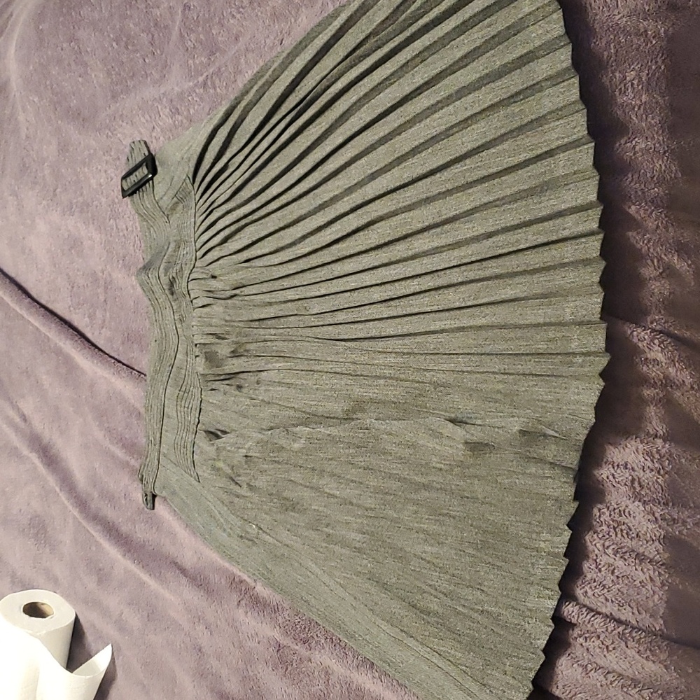 Beautiful pleated mid-length skirt just in time foe the fall season